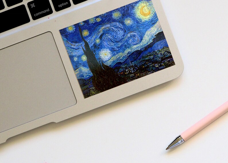 Puede incluir: Una pegatina con una reproducci&oacute;n de la famosa pintura de Vincent van Gogh, "La noche estrellada". La pegatina representa un cielo nocturno en espiral con una luna amarilla brillante y estrellas, un cipr&eacute;s oscuro y un peque&ntilde;o pueblo en la distancia.