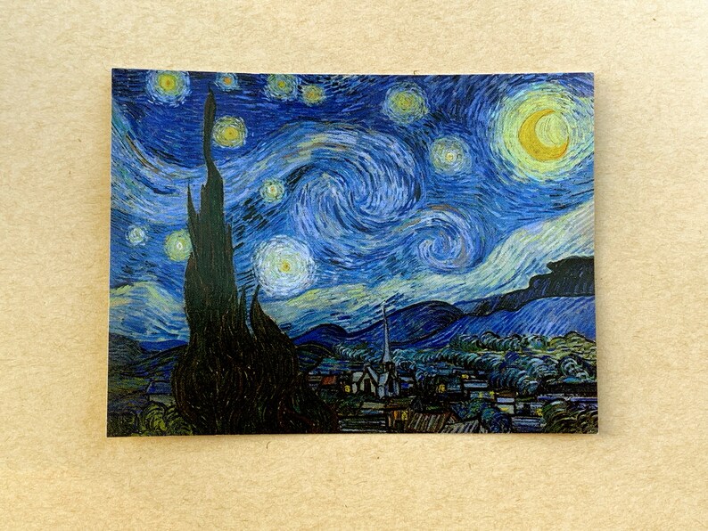 Puede incluir: Una pintura de un cielo nocturno estrellado con una gran luna amarilla giratoria en la esquina superior derecha. El cielo es de un azul profundo con estrellas blancas y un &aacute;rbol alto y oscuro en primer plano. Hay peque&ntilde;as casas blancas en la distancia.