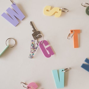 Personalisierter Schlüsselanhänger | Geschenk zur Einschulung | Anhänger mit Namen  bunt | Schlüsselanhänger mit Initialien