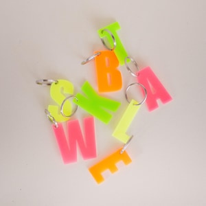 Personalisierter Schlüsselanhänger neon| Geschenk zur Einschulung | Anhänger mit Namen  bunt | Schlüsselanhänger mit Initialien