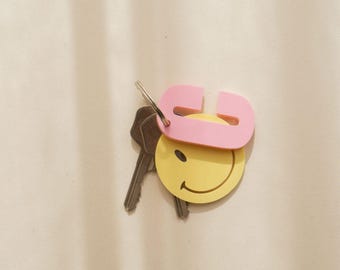 Personalisierter Schlüsselanhänger Buchstabe und Smiley | Geschenk Einschulung | Anhänger mit Namen bunt | Schlüsselanhänger mit Initialien