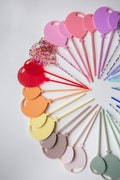 Colorful acrylic balloon toppers for birthday wreaths | Birthday plates | Birthday table decorations | Figurines