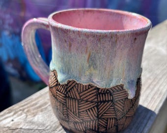 Taza de cerámica torneada con detalles geométricos dibujados a mano – Taza de café de cerámica