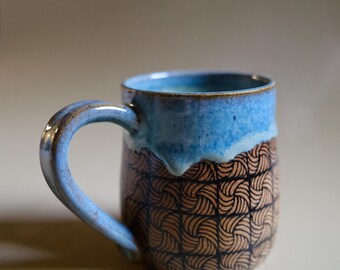 Taza de cerámica torneada con detalles geométricos dibujados a mano – Taza de café de cerámica