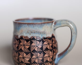 Taza de cerámica torneada con detalles geométricos dibujados a mano – Taza de café de cerámica