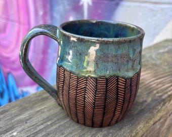 Taza de cerámica torneada con detalles geométricos dibujados a mano – Taza de café de cerámica