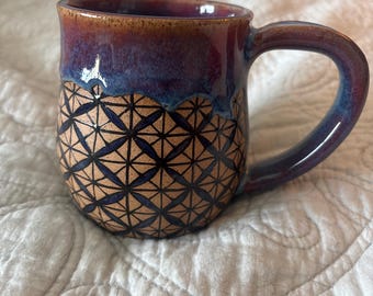 Taza de cerámica torneada con detalles geométricos dibujados a mano – Taza de café de cerámica
