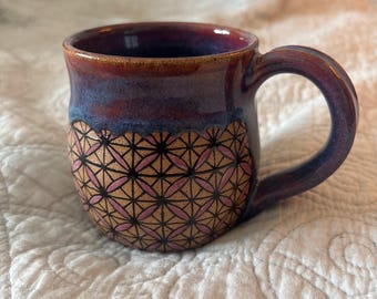 Taza de cerámica torneada con detalles geométricos dibujados a mano – Taza de café de cerámica
