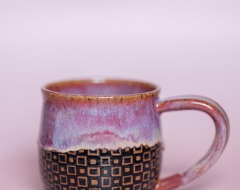 Taza de cerámica torneada con detalles geométricos dibujados a mano – Taza de café de cerámica