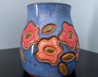 Jarrón pequeño con flores talladas