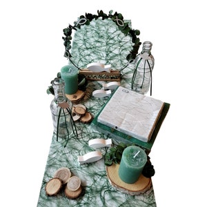 Tischdeko Set in Salbei Grün. Mit Rustik Kerzen, Tischgesteck aus Eukalyptus, Servietten, Sizoweb, Vasen und weißen gegossenen Fischen