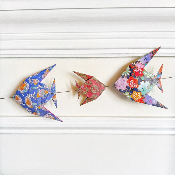 Guirlande de poissons en papier origami, oeuvre d'art sur papier originale, banderole de poissons pour chambre à coucher / pépinière, décorations de fête en papier