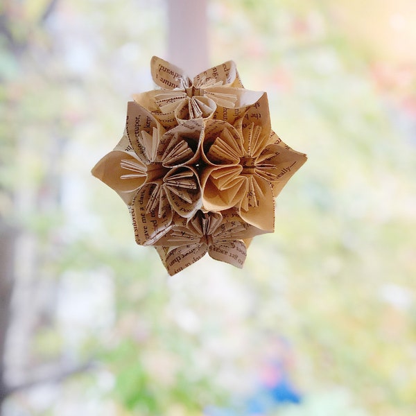 Ornement coloré de Kusudama d'amateur de livre, ornement japonais de boule d'origami, cadeau de vacances de bibliophile