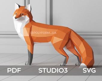 Puede incluir: Un modelo de papel 3D de un zorro, de pie sobre un suelo de baldosas blancas. El zorro está hecho de papel naranja, blanco y negro. El modelo está en posición de pie con la cola enroscada detrás de él. El modelo está etiquetado como "PDF", "STUDIO3" y "SVG".