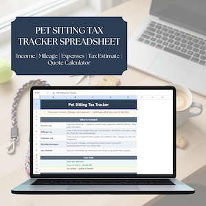 Könnte beinhalten: Ein Laptop zeigt eine Tabellenkalkulation mit dem Titel "Pet Sitting Tax Tracker Spreadsheet". Der Bildschirm zeigt Abschnitte für Einnahmen, Kilometerleistung und Ausgaben. Das Bild enthält einen Tennisball, eine Hundeleine, eine Tasse Kaffee und Kekse.