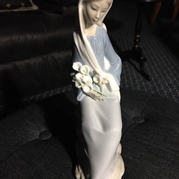 ON SALE……Retired vintage Lladro figurine of a lovely young Maiden holding a bunch of gorgeous Calla Lilies.