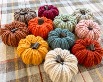 Small Farmhouse Pumpkins, Fall Harvest Home Decor, Rustic Yarn Pumpkin, Autumn Knit Table Decoration, Pumpkin Decor, Fall Tiered Tray Decor