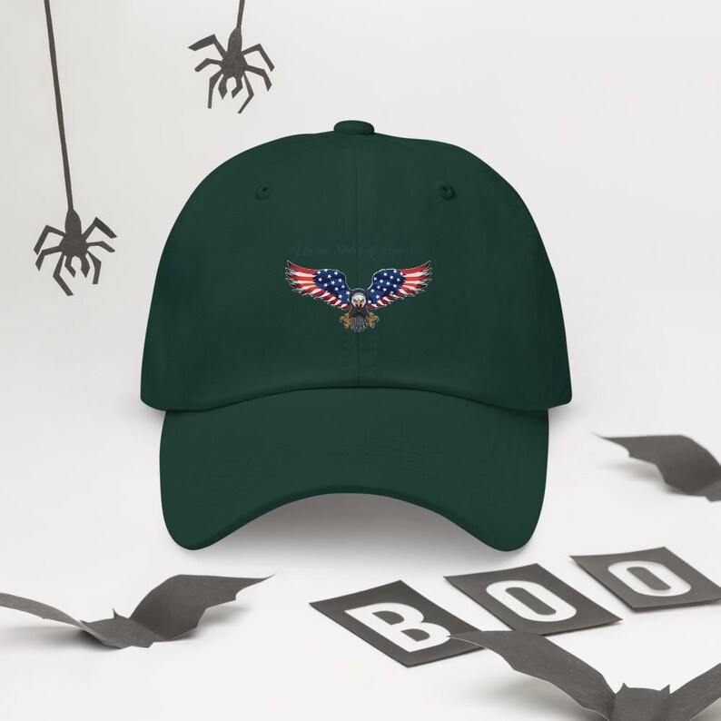 Puede incluir: Gorra de b&eacute;isbol verde oscuro con un dise&ntilde;o bordado de un &aacute;guila con los colores de la bandera estadounidense. La gorra tiene una visera curva y un dise&ntilde;o cl&aacute;sico de seis paneles, adecuada para uso informal.