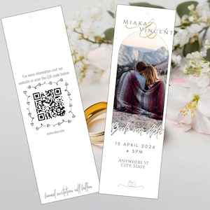 Puede incluir: Marcapáginas de invitación de boda blanco con los nombres "Miaka & Vincent" en escritura dorada. El marcapáginas presenta una foto de una pareja y el texto "Book our date" con la fecha y la hora. También se incluye un código QR.