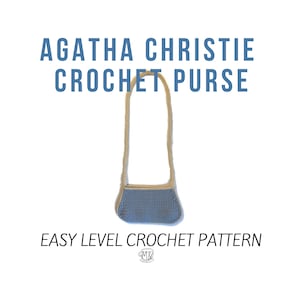 Może przedstawiać: Torebka na szydełku z niebieskim korpusem i kremowym paskiem. Torebka ma prosty design i zawiera tekst "AGATHA CHRISTIE CROCHET PURSE" i "EASY LEVEL CROCHET PATTERN" na obrazku.