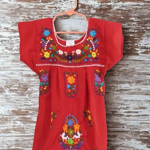 Mexikanisches besticktes Mädchenkleid - Red Puebla Floral, Größen 0-12