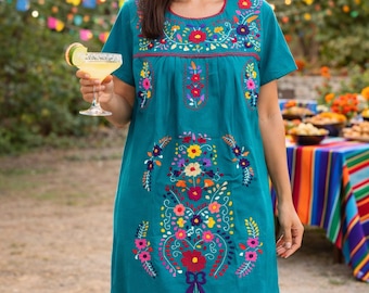 Vestido midi floral bordado color turquesa: Hecho a mano al estilo mexicano Puebla, corte holgado.