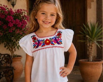 Witte Mexicaanse geborduurde blouse voor meisjes | Top met bloemenprint in Puebla-stijl | Feestelijke blouse van katoenmix | Leeftijd 2-8 jaar | Traditionele meisjesblouse