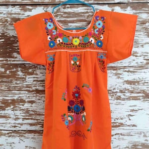 Mexikanisches besticktes Kleid für Mädchen - Orange mit handgenähtem Blumenmuster im Alter von 0 bis 12 Jahren