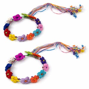 Könnte beinhalten: Zwei farbenfrohe Blumenkränze mit einer Vielzahl leuchtender Blumen in Rot, Gelb, Blau, Lila und Orange. Jeder Kranz hat lange, regenbogenfarbene Bänder, ideal für Festivals oder Partys.