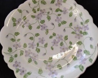 Unbranded Floral Plate Scalloped Rim White with Purple Flowers 10&quot;. EUC