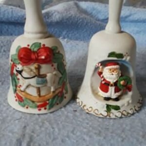 Vintage 1985 Bisque kerstklokken Santa en Carrousel Paard 61/2 &quot;Lang