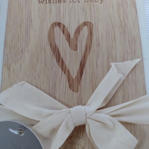Demdaco Boîte de prière en bois pour bébé avec cartes de prière pour une douche, un christianisme ou un baptême