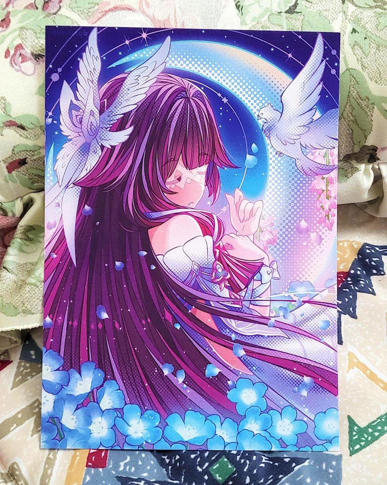 K&ouml;nnte beinhalten: Ein rechteckiger Kunstdruck mit einer Anime-Figur mit langem magentafarbenem Haar in einem wei&szlig;en Gewand. Die Figur ist umgeben von zwei wei&szlig;en Tauben, blauen Blumen und einem gro&szlig;en, blau-violetten Hintergrund mit einer Mondsichel.