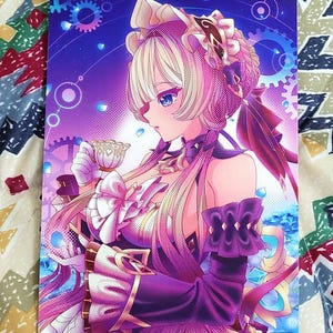 K&ouml;nnte beinhalten: Ein rechteckiger Kunstdruck mit einer Anime-Figur mit blondem Haar und violettem Kopfschmuck, die ein ger&uuml;schtes violett-wei&szlig;es Kleid tr&auml;gt. Die Figur h&auml;lt eine kleine Teetasse vor einem lebendigen blau-violetten Hintergrund mit Zahnradmotiven.