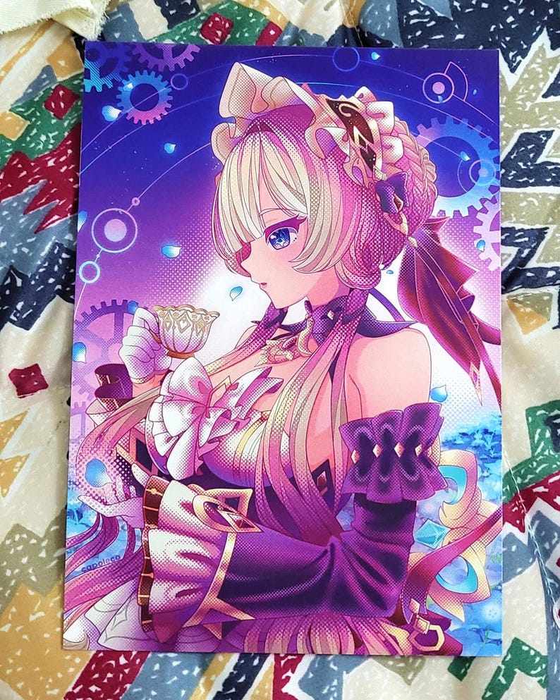 K&ouml;nnte beinhalten: Ein rechteckiger Kunstdruck mit einer Anime-Figur mit blondem Haar und violettem Kopfschmuck, die ein ger&uuml;schtes violett-wei&szlig;es Kleid tr&auml;gt. Die Figur h&auml;lt eine kleine Teetasse vor einem lebendigen blau-violetten Hintergrund mit Zahnradmotiven.