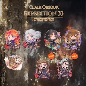 Può includere: Una collezione di portachiavi Clair Obscur Expedition 33 con sei diverse illustrazioni di personaggi in stile chibi e un design di maschera a forma di sole. Ogni personaggio è raffigurato in una posa dinamica con abiti dettagliati, mentre due articoli presentano etichette circolari arancioni con la scritta NEW.