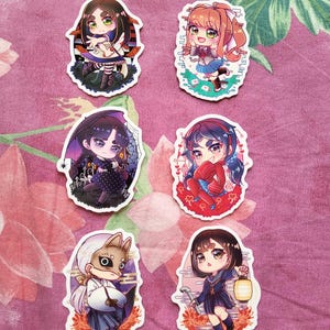 Pegatina Hinako, Wednesday, Monika, Mita y Alice Liddell