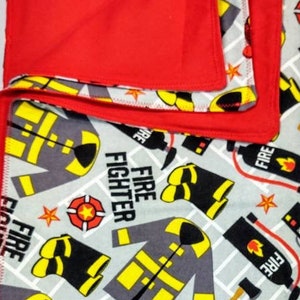 Kocyk strażaka dla niemowląt – 40x40 flanela dwustronna – Kocyk strażaka dla malucha – prezent na baby shower – ręcznie robiony kocyk strażaka dla malucha