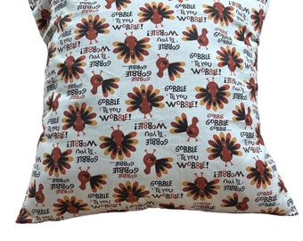 Poszewka na poduszkę z indykiem na Święto Dziękczynienia | Gobble Til You Wobble, jesienna bawełna (18”x18")