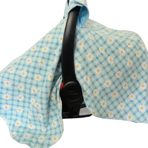 Baldachim na fotelik samochodowy Daisy Infant, flanelowy baldachim na fotelik samochodowy Daisy | Prezent na baby shower wiosna lato | Baldachim na fotelik samochodowy Daisy w niebieską kratkę
