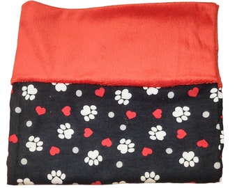 Taie d'oreiller standard en flanelle avec empreintes de pattes de chien. Empreinte de patte avec manchette en minky rouge. Tout-petit, enfants, taie d'oreiller standard simple. Garderie, literie grand-mère