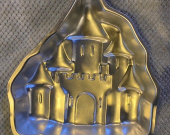 Genuine Wilton 1998 Aluminum Enchanted Castle Beach House 2105-2031 Cake Pan