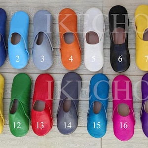 Puede incluir: Diecinueve pares de zapatillas de cuero en varios colores, incluyendo amarillo, azul, verde, rojo, blanco, negro, marr&oacute;n, rosa, morado y beige. Las zapatillas est&aacute;n numeradas del 1 al 19.