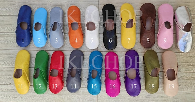 Puede incluir: Diecinueve pares de zapatillas de cuero en varios colores, incluyendo amarillo, azul, verde, rojo, blanco, negro, marr&oacute;n, rosa, morado y beige. Las zapatillas est&aacute;n numeradas del 1 al 19.