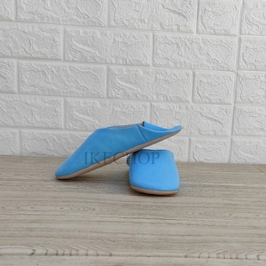 Puede incluir: Un par de zapatillas de cuero azul claro. Las zapatillas est&aacute;n hechas de cuero suave y tienen un ajuste c&oacute;modo.