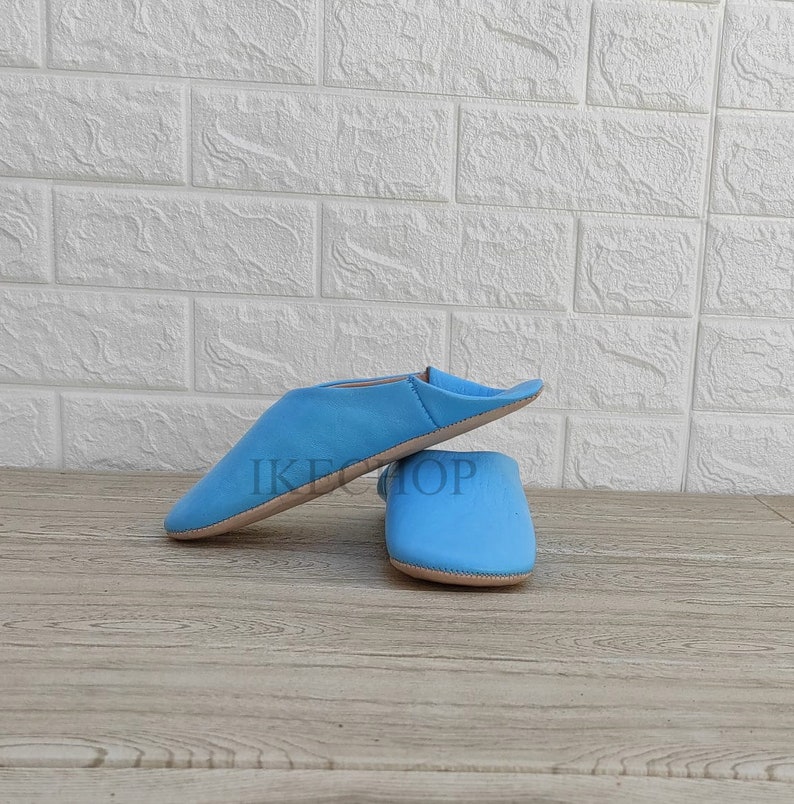 Puede incluir: Un par de zapatillas de cuero azul claro. Las zapatillas est&aacute;n hechas de cuero suave y tienen un ajuste c&oacute;modo.