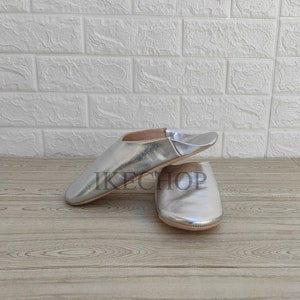 Puede incluir: Un par de zapatillas de cuero plateadas. Las zapatillas est&aacute;n hechas de cuero suave y flexible y tienen un ajuste c&oacute;modo.