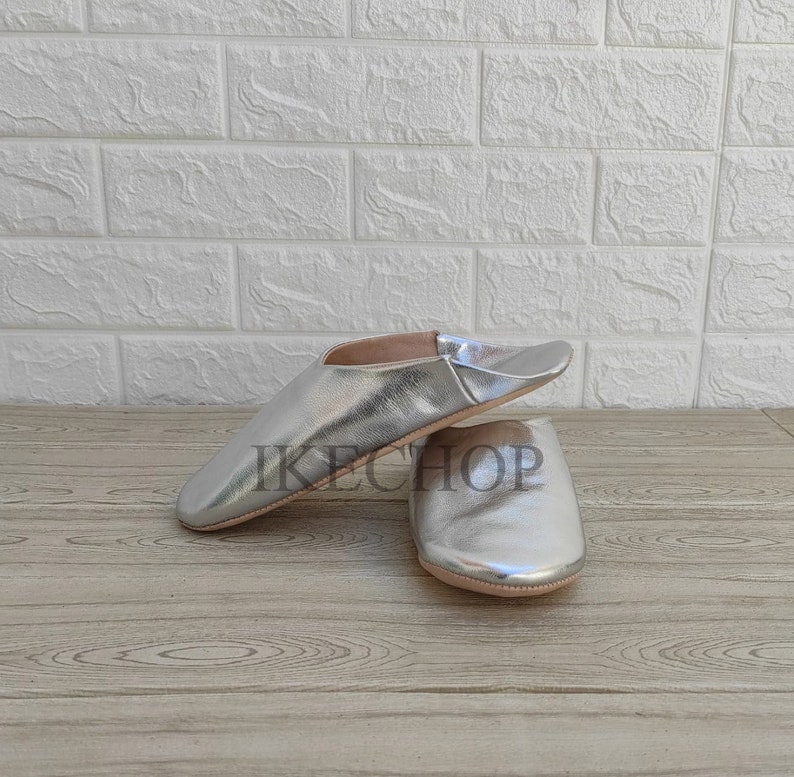 Puede incluir: Un par de zapatillas de cuero plateadas. Las zapatillas est&aacute;n hechas de cuero suave y flexible y tienen un ajuste c&oacute;modo.