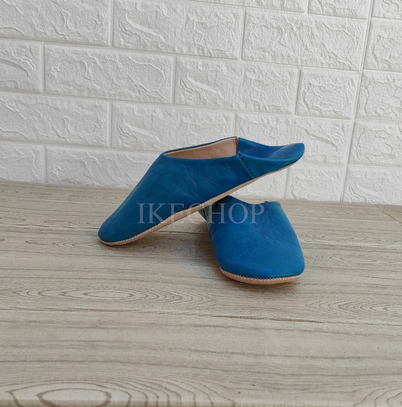Puede incluir: Un par de zapatillas de cuero azul. Las zapatillas est&aacute;n hechas de cuero suave y flexible y tienen un ajuste c&oacute;modo.