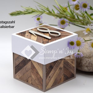 Könnte beinhalten: Eine Holzkiste mit weißem Deckel und Chevron-Muster. Die Zahl 18 befindet sich auf der Oberseite der Kiste. Die Kiste ist mit einem Herz und dem Text "Stamp 'n' Joy" und "www.stampnjoy-handmade.de" verziert.